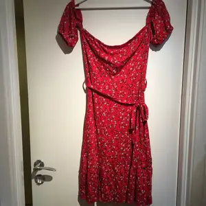 Helt ny röd, blommig klänning från boohoo. Den är bara testad och lappen sitter kvar. Är i storlek 38 men den är i strechigt material, så passar även som S (36). 