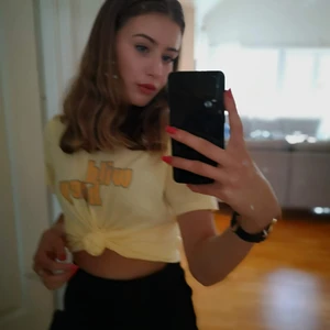 T-shirt  - Super cute t-shirt med" wild honey" tryck. Använd endast 2 ggr, så hoppas den kan komma till användning i annan gaderob. 