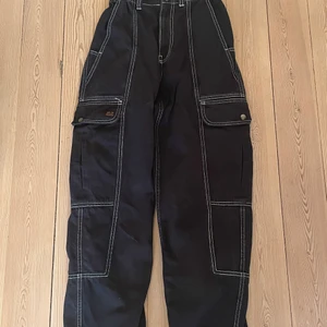 Urban outfitters byxor - Högmidjade BDG baggy byxor med bra passform. Använda mycket men i väldigt gott skick. Trendiga och sköna! Hör av dig vid frågor eller om du vill ha mer information!