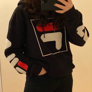 FILA - Säljer denna hoodie från FILA då den aldrig kommer till användning längre, den är i väldigt fint skick