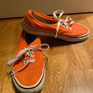 Orangea Vans - Orangea låga vans, super snygga men är för små.