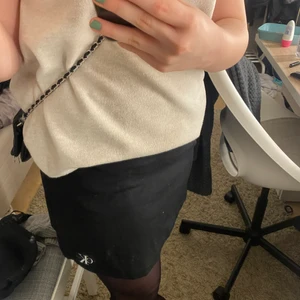 Calvin Klein kjol - Säljer denna ck kjol. Gullig och bekväm. Sitter bra och blåser inte upp✨✨