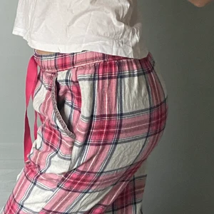 rutiga pyjamasbyxor  - Säljer ett par rutiga pyjamasbyxor pga jag har rätt många <3 rosetter längst ner men går att dra ut!! Om plagget blir köpt kommer byxorna strykas innan de skickas iväg 😉 