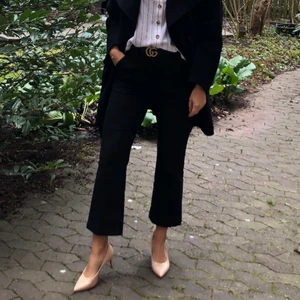 Svarta kostymbyxor - Säljer mina svarta kostymbyxor i ankellängd utsvängda. Köpta för 599kr säljer för 250kr. Storlek 36, skitsnygga till våren! 