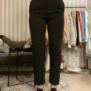 Kostymbyxor  - Kostymbyxor från na-kd i strl 38. Köpte för längesen så har använts några gånger men är fortfarande i fint skick!