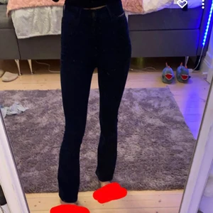 Jeans från Tommy Hilfiger - Snygga mörkblåa jeans som ej passar mig längre. Köpte för 700 kr men säljer för 240 ish ❤️ pris kan diskuteras 