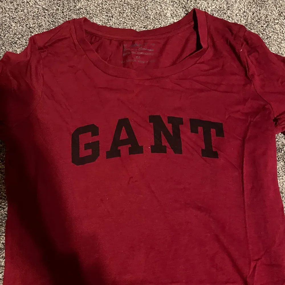 Långärmad tröja ifrån Gant, sparsamt använd. Storlek XS och i fint skick. Köptes någongång 2015/2016 men är inte använd de senaste åren!:) Kan mötas upp annars står köparen för frakten. . Tröjor & Koftor.