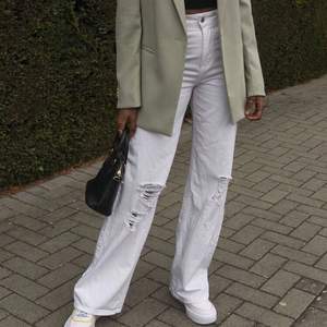 Vita jeans från Bershka, med mindre hål vid knäna! St. 34 så passar S-M. Säljer för 40kr eller 100kr inkl. frakt 💓