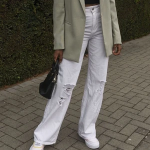 Vita jeans Bershka - Vita jeans från Bershka, med mindre hål vid knäna! St. 34 så passar S-M. Säljer för 40kr eller 100kr inkl. frakt 💓