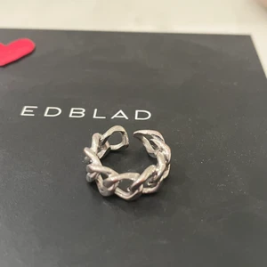 Justerbar ring silver - Säljer min väldigt fina ring jag köpte i Spanien. Den är även justerbar så den passar alla storlekar 💕💕