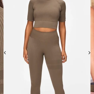 STRONGER embrace set stl xs/s - Säljer både toppen och tightsen storlek XS/S. En liten reva precis vid rumpan på tightsen (kommit emot med en ring) dock absolut inget hål. Syns på bild 2. I övrigt väldigt fint skick och knappt använt. 