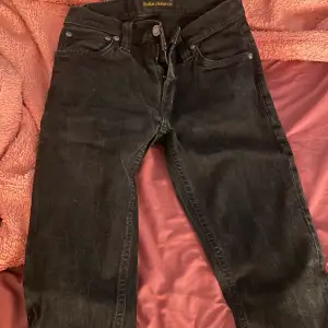 Säljer dessa nudie jeans också då dom aldrig kommit till användning tyvärr. Lite utsvängda ish raka❤️för mer info meddela mig!