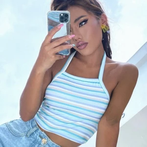 Trendigt randigt linne! - Säljer denna fina topp då den endast har använts 1 gång! Den säljs för 23 kronor!! SJUKT OM DU FRÅGAR MIG. 🚨🚨Checka in min sida då nästan allt säljs under 30 kr just nu!🚨🚨🥳🎉🎉🎉🥳🥳🥳🥳🥳