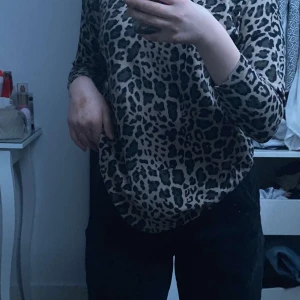 En leopard mönstrad blus 💕 - Detta är en blus som använd 2 gånger säljer den för drag köpte fel storlek tyvär . Den är jätteskön och mysig då den är lite stor💕