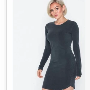 Klänning  - Grå/ offblack klänning från nelly som endast användts 1 gång💕