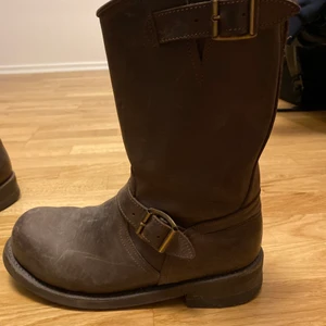 Knappt använda primeboots - Otroligt fint skick. Bruna primeboots. Nypris 3000kr.    Mitt pris 800kr