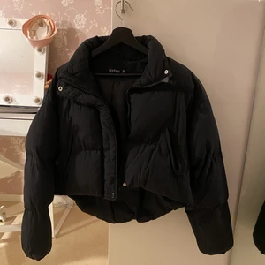 En höst/vinterjacka från BOOHOO - Säljare: Elian, 162cm - en vinter/höstjacka i puffer (köp 2020) från Boohoo i storlek 34/36, använd endast en säsong. Köpt för 500kr, pris kan diskuteras. Startpris: 200kr