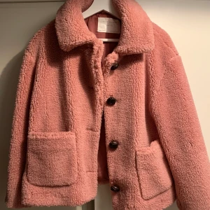 Jacka från Zara - Mysig teddyjacka från Zara i storlek M