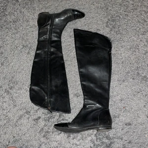 Stövletter  - Säljer dessa urballa stövletter, så coola men tyvärr för stora för mig. Märket är Guess och storlek 36. Skicket är använt med ändå fint och bevarat💞💞