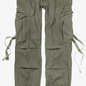 Cargo pants - Säljer gröna Cargo pants från brandit, då jag har två par. Skit fina och inget fel med dem. Nypris 470kr. 