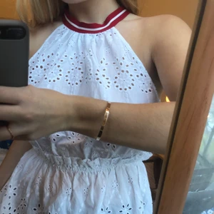 Blus - Superfin blus från zara med röd detalj i ringningen, helt oanvänd 