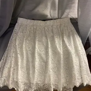En vit kjol från Monki. Jättefin men är tyvärr för stor för mig.