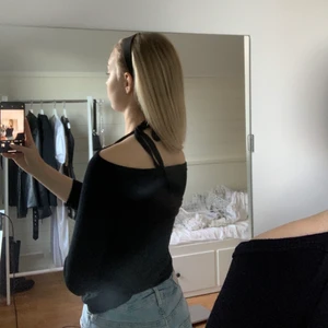 tröja med knyte i ryggen  - Snygg svart tröja med lite kortare armar, tröjan knyts i ryggen/nacken och kan börjas på axlarna eller off shoulder, 20 + frakt 💞