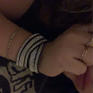 Armband  - Jätte fint armband som inte kommit till användning💞 Prislappen sitter kvar och inga diamanter har ramlat av, den är också väldigt bekväm <3 buda på!😽