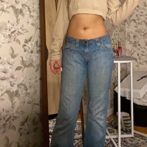 Lågmidjade jeans  - Dom här jeansen är min mammas gamla så vet it va dom kostade men dom sälj inte idag, dom är utsläppta men inte så långa 