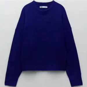 Mörkblå stickad tröja som är köpt ifrån Zara! Typ nyskick (skickar bild på defekterna men det är väldigt små och går att fixa!). Sticks inte🤍