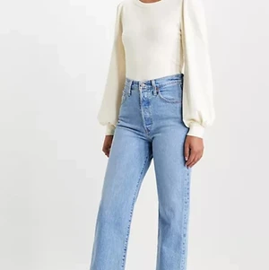 Levis ribcage straight jeans strl 24 - Levis jeans som har blivit för små för mig i benen som har ganska långa ben, de är i välldigt bra skick ❤️ de är mellan high och mid waist . köpte de för ett halv år sen 