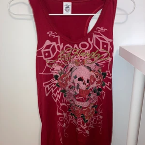 ED HARDY LINNE - SÅ SNYGGT ed hardy linne värkligen men måste sälja pga penga brist😩 Passar s-l och är köpt på 2000 talet. BUDGIVNING: Buda minst 10kr över ledande bud! KÖP DIREKT FÖR 250kr❤️ !!!!! TITTA GÄRNA IN MIN PROFIL FINNS LIKNANDE PLAGG DÄR!!!!!
