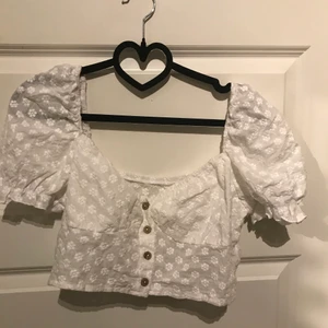 Vit spets blus  - Vit croppad spets blus med puff ärmar från shein, säljer pga att den inte används och är lite stor för mig. Storlek L