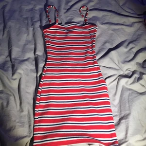 Randig klänning  - Säljer denna fina klänning ifrån H&M i storlek 32/xxs. Ganska kort i längden men sann till storleken. Hade passat en som är 34/xs också. Köpte för ett tag sedan men har inte använt den en gång! Materialet är ganska tjockt. Den har smala band som inte skaver! Säljer för 59kr❤️ köparen står för frakt 