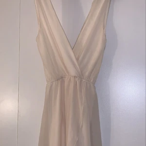 Klänning strl S - Gammeldagsvit klänning