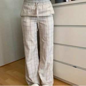  rutiga byxor i beige och vit!  - Jättefina rutiga byxor i beige och vit! Köpt på plick tidigare men säljer då det ej passade mig ! Ursprungligen ifrån NAKD, men är slutsålda. (lånad bild) 
