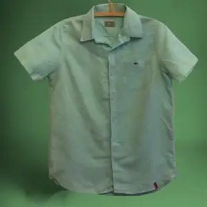 En grön/turkos Lacoste skjorta:) strl är L, men passar från xs-> XL boende på hur man vill att den ska sitta. skriv privat om du är intresserad 💞