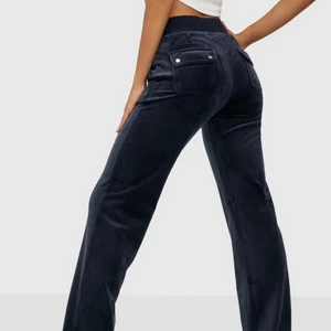 Juicy Couture - Säljer mina fräscha Juicy couture i färgen mörkblå (Night Sky) . (Bild tagen från nelly, där dom är köpta) hade bud innan men nu sätter jag ett fast pris!❤️