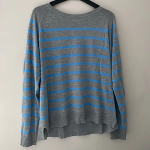 Randig Zara tröja - Säljer denna tröja då den inte kommer till användning längre. Använd ett fåtal gånger men i väldigt bra skick