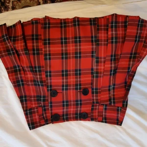 Rutig kjol, Strl 36 - Mycket gott skick, Kort, veckad, rutig kjol med dubbel-knäppning, från Lindex