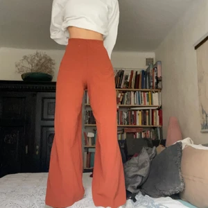 Vida byxor Weekday - Orangea vida / utsvängda byxor från Weekday. Storlek M (Jag är size Xs/S). Säljer för har samma byxor i massa färger, säljer även samma i vinrött. Eleganta och sitter fint. Hämtas i Gamla stan eller skickas mot fraktkostnad 