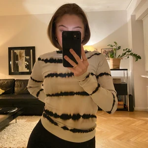 Polo från Weekday - Skitsnygg polo från Weekday i skönt stretch material!! Pris är ink frakt<33