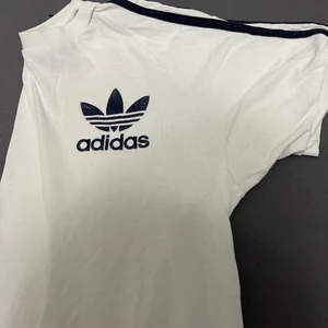 Adidas tröja - Använd fåtal gånger 