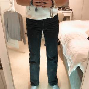 Raka jeans från Weekday i modellen rowe💞 storlek 24/30