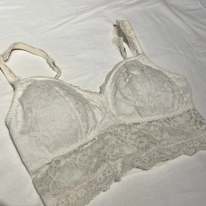 Bralette från Hollister - från Hollisters underkläder ”Gilly Hicks Sydney”, jättebra kvalitet och skick, vaddering vid kupa💖 pm vid frågor/ önskemål om fler bilder 