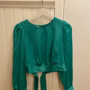 Säljer mina nya fina tröja från Vero Moda. Köptes för 400kr men säljer den för 200kr + frakt. Kameran fångar upp en turkos färg men tycker de är mer rättvist att säga att är åt de gröna hållet mer än de blåa. Hör av er för frågor osv! ❤️