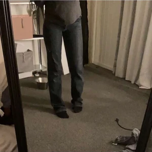 zara midrise jeans  - säljer dessa zara jeans som är mid rise och straight leg💕 strl 34 jag är 165 för jämförelse på bilden. 