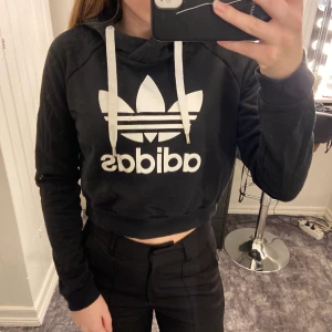 Adidas luvtröja - Adidas luvtröja (äkta) är använd få tal gånger alltså är den i väldigt bra kvalité. Den är lite kortare än andra vanliga luvtröjor men jag är 165 cm lång och den passar perfekt. Kontakta mig vid intresse/frågor. Köparen står för frakten (66kr) & tar endast swish✨