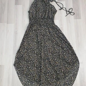 Klänning - Ankellång klänning med smock i midjan och knyt i nacken