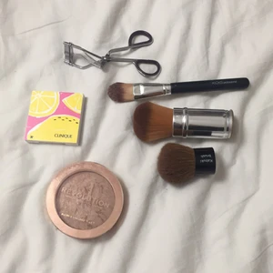 Smink  - Säljer 100% nya paletter som ör bronzer och ögonskugga. Borstarna är använda ett fåtal gånger och allt blir tvättat innan jag säljer det. Borstar- 5kr st alla för 10kr. Ögonfransböjare- 7kr ögonskugga (clinique)- 20kr bronzer- 20kr. Allt för 45kr💥
